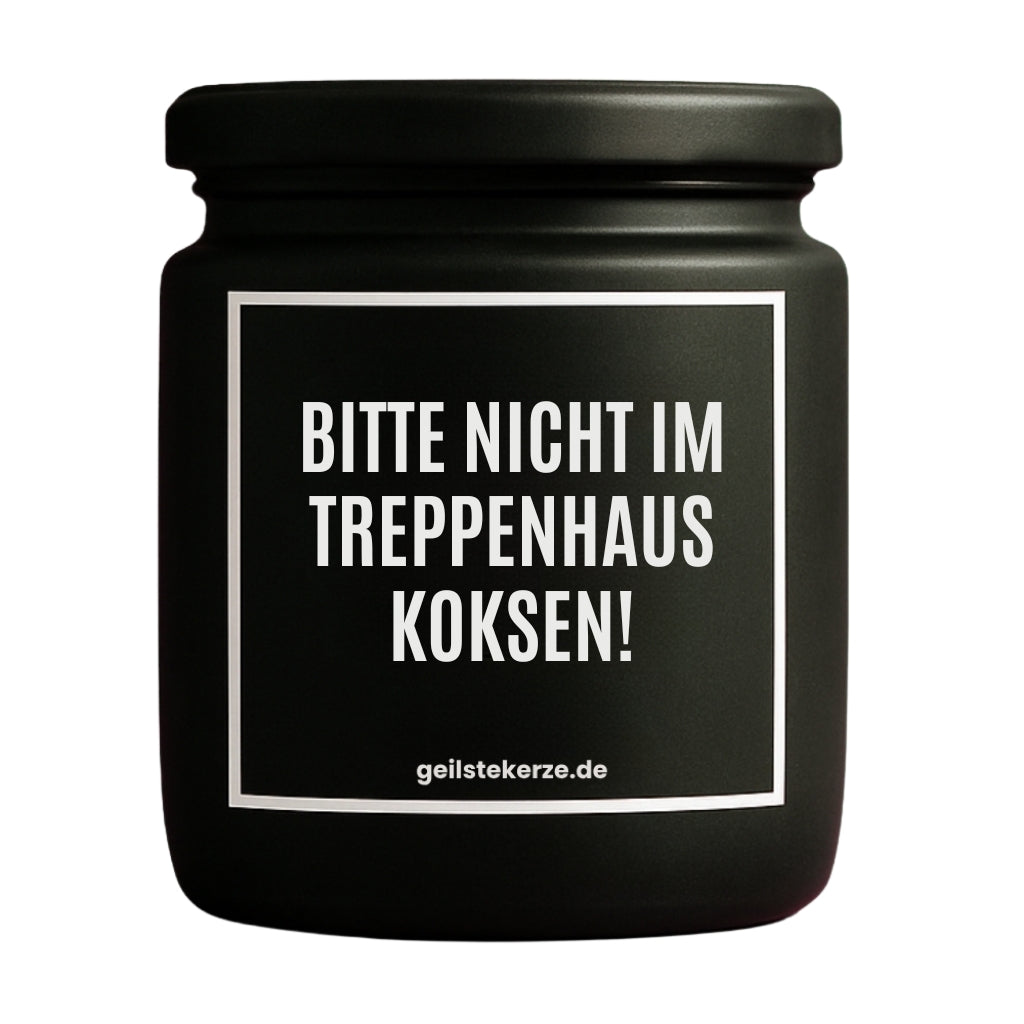 Duftkerze mit Spruch von geilstekerze ist der neue Geschenketrend. Diese witzige Kerze Vegane Bio-Kerze mit Spruch – BITTE NICHT IM TREPPENHAUS KOKSEN! brennt mega lange sagenhafte 80 Stunde, hochwertige ätherische Öle schaffen beste Duftverteilung. Mit 1400 lustigen Sprüchen perfekt zum Verschenken. Handgemacht in Deutschland von geilstekerze.de -Die beste Duftkerze die du kaufen kannst.
