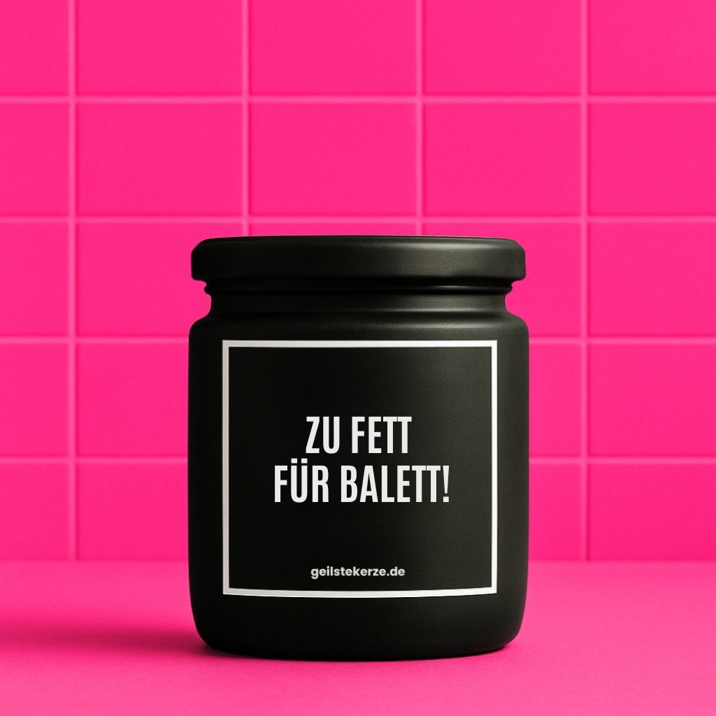 Duftkerze mit Spruch von geilstekerze ist der neue Geschenketrend. Diese witzige Kerze Vegane Bio-Kerze mit Spruch – ZU FETT FÜR BALETT! brennt mega lange sagenhafte 80 Stunde, hochwertige ätherische Öle schaffen beste Duftverteilung. Mit 1400 lustigen Sprüchen perfekt zum Verschenken. Handgemacht in Deutschland von geilstekerze.de -Die beste Duftkerze die du kaufen kannst.