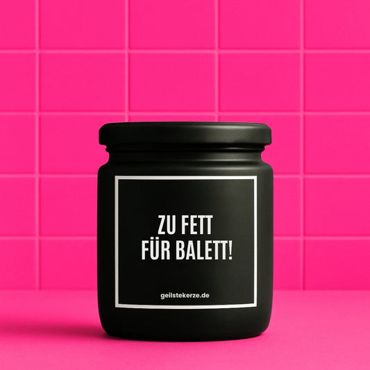 Duftkerze mit Spruch von geilstekerze ist der neue Geschenketrend. Diese witzige Kerze Vegane Bio-Kerze mit Spruch – ZU FETT FÜR BALETT! brennt mega lange sagenhafte 80 Stunde, hochwertige ätherische Öle schaffen beste Duftverteilung. Mit 1400 lustigen Sprüchen perfekt zum Verschenken. Handgemacht in Deutschland von geilstekerze.de -Die beste Duftkerze die du kaufen kannst.