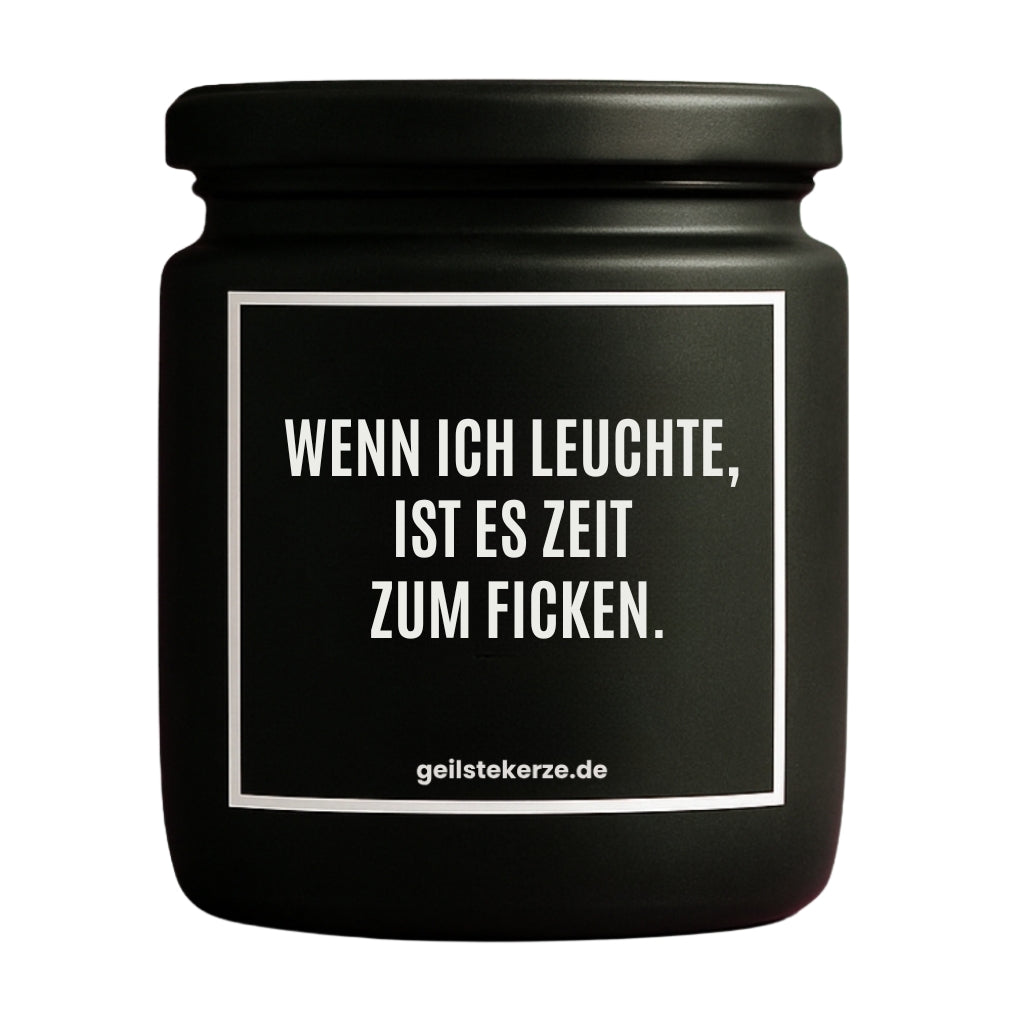 Erste von künstlicher Intelligenz kreierte Vegane Bio-Kerze mit Spruch – WENN ICH LEUCHTE, IST ES ZEIT ZUM FICKEN. Mega lange Brenndauer von 80 Stunde, hochwertige ätherische Öle schaffen beste Duftverteilung. Mit 1400 lustigen Sprüchen perfekt zum Verschenken. Handgemacht in Deutschland von geilstekerze.de -Die beste Duftkerze die du kaufen kannst.