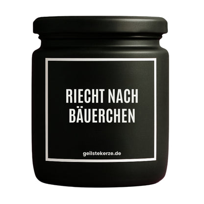 Erste von künstlicher Intelligenz kreierte Vegane Bio-Kerze mit Spruch – RIECHT NACH BÄUERCHEN Mega lange Brenndauer von 80 Stunde, hochwertige ätherische Öle schaffen beste Duftverteilung. Mit 1400 lustigen Sprüchen perfekt zum Verschenken. Handgemacht in Deutschland von geilstekerze.de -Die beste Duftkerze die du kaufen kannst.