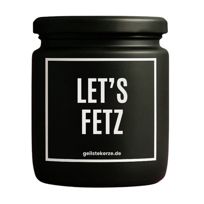 Erste von künstlicher Intelligenz kreierte Vegane Bio-Kerze mit Spruch – LET’S FETZ Mega lange Brenndauer von 80 Stunde, hochwertige ätherische Öle schaffen beste Duftverteilung. Mit 1400 lustigen Sprüchen perfekt zum Verschenken. Handgemacht in Deutschland von geilstekerze.de -Die beste Duftkerze die du kaufen kannst.