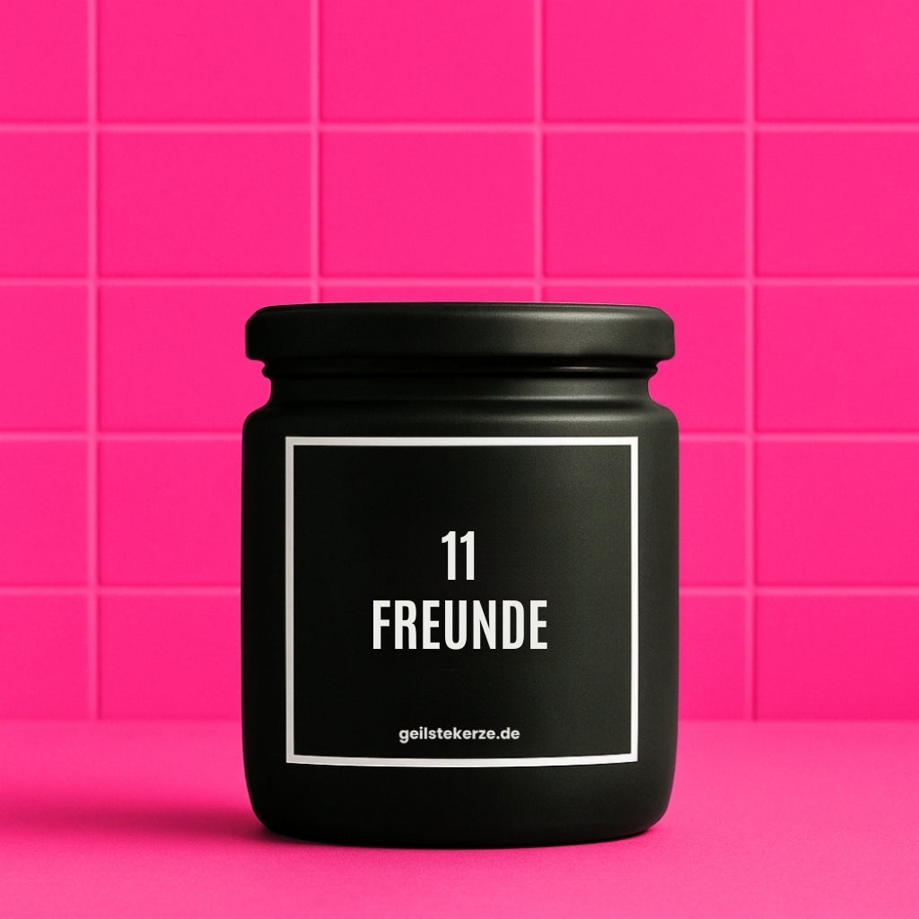 Duftkerze mit Spruch von geilstekerze ist der neue Geschenketrend. Diese witzige Kerze Vegane Bio-Kerze mit Spruch – 11 FREUNDE brennt mega lange sagenhafte 80 Stunde, hochwertige ätherische Öle schaffen beste Duftverteilung. Mit 1400 lustigen Sprüchen perfekt zum Verschenken. Handgemacht in Deutschland von geilstekerze.de -Die beste Duftkerze die du kaufen kannst.