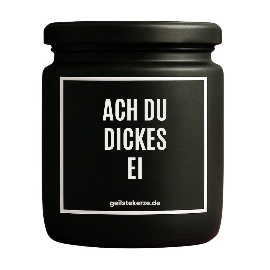 Erste von künstlicher Intelligenz kreierte Vegane Bio-Kerze mit Spruch – ACH DU DICKES EI Mega lange Brenndauer von 80 Stunde, hochwertige ätherische Öle schaffen beste Duftverteilung. Mit 1400 lustigen Sprüchen perfekt zum Verschenken. Handgemacht in Deutschland von geilstekerze.de -Die beste Duftkerze die du kaufen kannst.