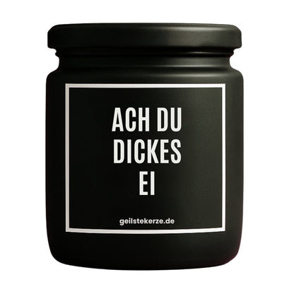 Erste von künstlicher Intelligenz kreierte Vegane Bio-Kerze mit Spruch – ACH DU DICKES EI Mega lange Brenndauer von 80 Stunde, hochwertige ätherische Öle schaffen beste Duftverteilung. Mit 1400 lustigen Sprüchen perfekt zum Verschenken. Handgemacht in Deutschland von geilstekerze.de -Die beste Duftkerze die du kaufen kannst.
