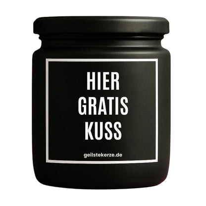 Erste von künstlicher Intelligenz kreierte Vegane Bio-Kerze mit Spruch – HIER GRATIS KUSS Mega lange Brenndauer von 80 Stunde, hochwertige ätherische Öle schaffen beste Duftverteilung. Mit 1400 lustigen Sprüchen perfekt zum Verschenken. Handgemacht in Deutschland von geilstekerze.de -Die beste Duftkerze die du kaufen kannst.