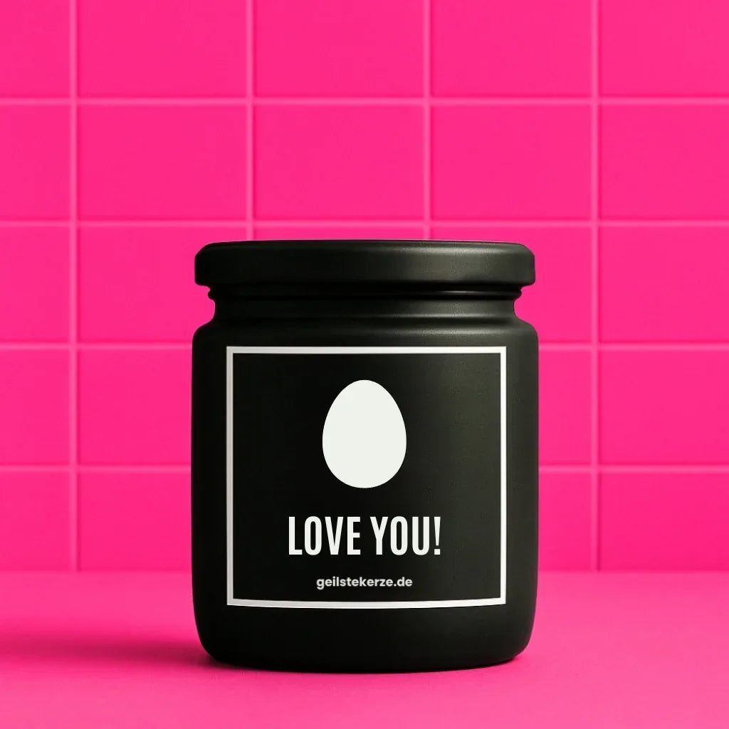 Duftkerze mit Spruch von geilstekerze ist der neue Geschenketrend. Diese witzige Kerze Vegane Bio-Kerze mit Spruch – EI LOVE YOU! brennt mega lange sagenhafte 80 Stunde, hochwertige ätherische Öle schaffen beste Duftverteilung. Mit 1400 lustigen Sprüchen perfekt zum Verschenken. Handgemacht in Deutschland von geilstekerze.de -Die beste Duftkerze die du kaufen kannst.
