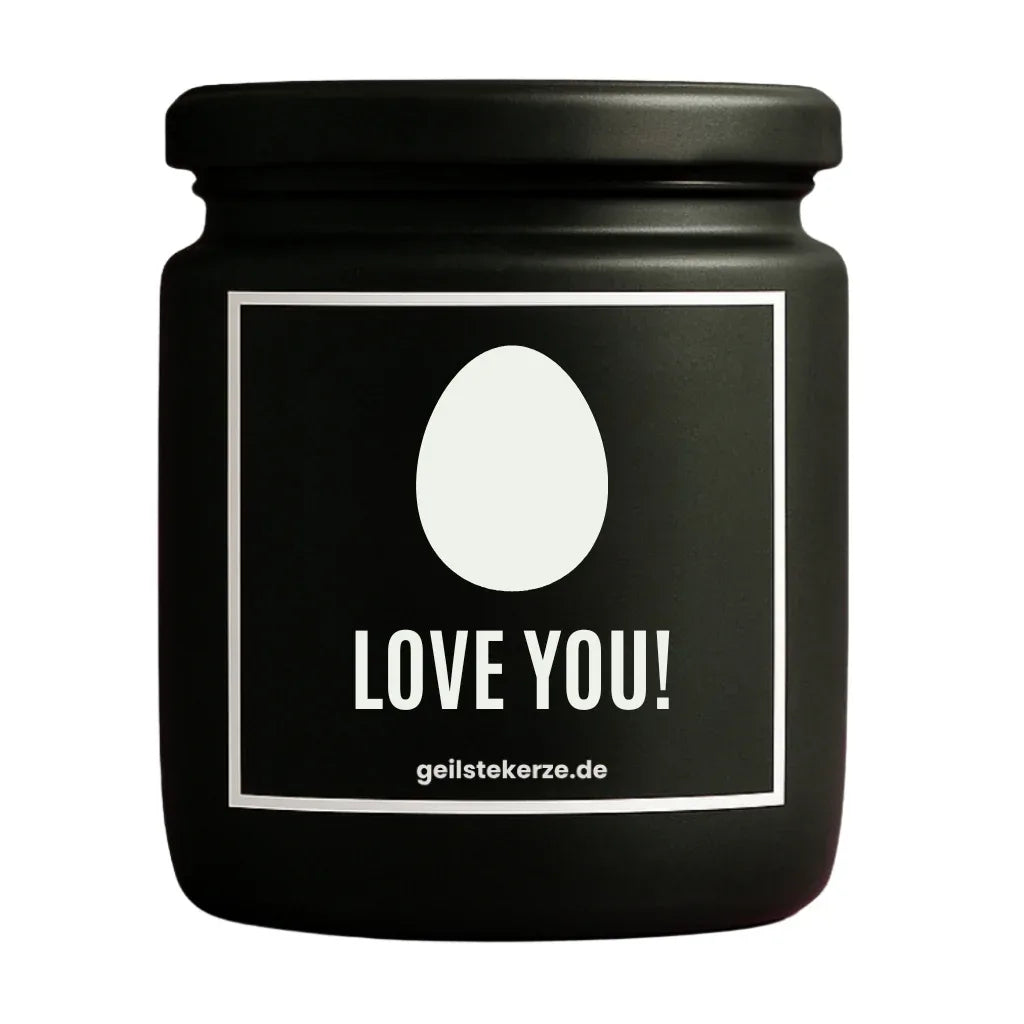 Duftkerze mit Spruch von geilstekerze ist der neue Geschenketrend. Diese witzige Kerze Vegane Bio-Kerze mit Spruch – EI LOVE YOU! brennt mega lange sagenhafte 80 Stunde, hochwertige ätherische Öle schaffen beste Duftverteilung. Mit 1400 lustigen Sprüchen perfekt zum Verschenken. Handgemacht in Deutschland von geilstekerze.de -Die beste Duftkerze die du kaufen kannst.