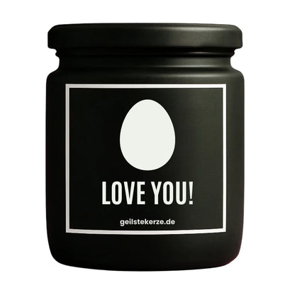 Duftkerze mit Spruch von geilstekerze ist der neue Geschenketrend. Diese witzige Kerze Vegane Bio-Kerze mit Spruch – EI LOVE YOU! brennt mega lange sagenhafte 80 Stunde, hochwertige ätherische Öle schaffen beste Duftverteilung. Mit 1400 lustigen Sprüchen perfekt zum Verschenken. Handgemacht in Deutschland von geilstekerze.de -Die beste Duftkerze die du kaufen kannst.