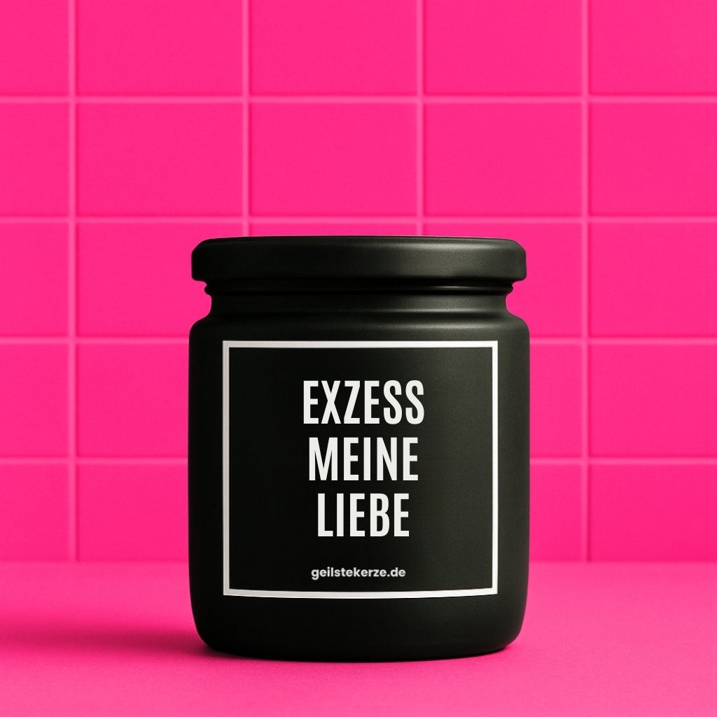 Erste von künstlicher Intelligenz kreierte Vegane Bio-Kerze mit Spruch – EXZESS MEINE LIEBE Mega lange Brenndauer von 80 Stunde, hochwertige ätherische Öle schaffen beste Duftverteilung. Mit 1400 lustigen Sprüchen perfekt zum Verschenken. Handgemacht in Deutschland von geilstekerze.de -Die beste Duftkerze die du kaufen kannst.