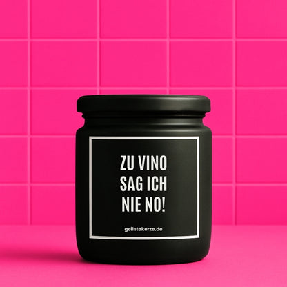 Duftkerze mit Spruch von geilstekerze ist der neue Geschenketrend. Diese witzige Kerze Vegane Bio-Kerze mit Spruch – ZU VINO SAG ICH NIE NO! brennt mega lange sagenhafte 80 Stunde, hochwertige ätherische Öle schaffen beste Duftverteilung. Mit 1400 lustigen Sprüchen perfekt zum Verschenken. Handgemacht in Deutschland von geilstekerze.de -Die beste Duftkerze die du kaufen kannst.