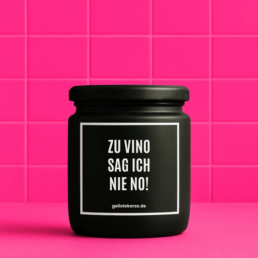 Duftkerze mit Spruch von geilstekerze ist der neue Geschenketrend. Diese witzige Kerze Vegane Bio-Kerze mit Spruch – ZU VINO SAG ICH NIE NO! brennt mega lange sagenhafte 80 Stunde, hochwertige ätherische Öle schaffen beste Duftverteilung. Mit 1400 lustigen Sprüchen perfekt zum Verschenken. Handgemacht in Deutschland von geilstekerze.de -Die beste Duftkerze die du kaufen kannst.