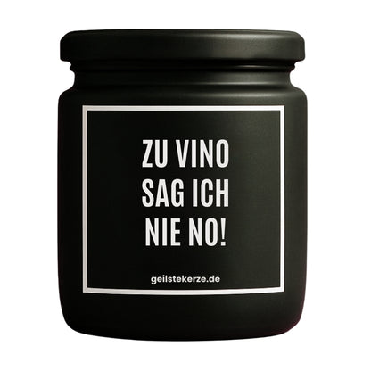 Duftkerze mit Spruch von geilstekerze ist der neue Geschenketrend. Diese witzige Kerze Vegane Bio-Kerze mit Spruch – ZU VINO SAG ICH NIE NO! brennt mega lange sagenhafte 80 Stunde, hochwertige ätherische Öle schaffen beste Duftverteilung. Mit 1400 lustigen Sprüchen perfekt zum Verschenken. Handgemacht in Deutschland von geilstekerze.de -Die beste Duftkerze die du kaufen kannst.