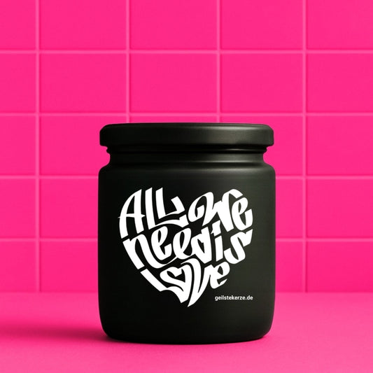 Duftkerze mit Spruch von geilstekerze ist der neue Geschenketrend. Diese witzige Kerze Vegane Bio-Kerze mit Spruch – ALL WE NEED IS LOVE brennt mega lange sagenhafte 80 Stunde, hochwertige ätherische Öle schaffen beste Duftverteilung. Mit 1400 lustigen Sprüchen perfekt zum Verschenken. Handgemacht in Deutschland von geilstekerze.de -Die beste Duftkerze die du kaufen kannst.