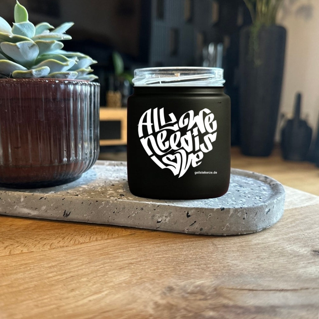 Duftkerze mit Spruch von geilstekerze ist der neue Geschenketrend. Diese witzige Kerze Vegane Bio-Kerze mit Spruch – ALL WE NEED IS LOVE brennt mega lange sagenhafte 80 Stunde, hochwertige ätherische Öle schaffen beste Duftverteilung. Mit 1400 lustigen Sprüchen perfekt zum Verschenken. Handgemacht in Deutschland von geilstekerze.de -Die beste Duftkerze die du kaufen kannst.