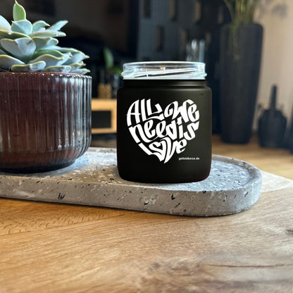 Duftkerze mit Spruch von geilstekerze ist der neue Geschenketrend. Diese witzige Kerze Vegane Bio-Kerze mit Spruch – ALL WE NEED IS LOVE brennt mega lange sagenhafte 80 Stunde, hochwertige ätherische Öle schaffen beste Duftverteilung. Mit 1400 lustigen Sprüchen perfekt zum Verschenken. Handgemacht in Deutschland von geilstekerze.de -Die beste Duftkerze die du kaufen kannst.