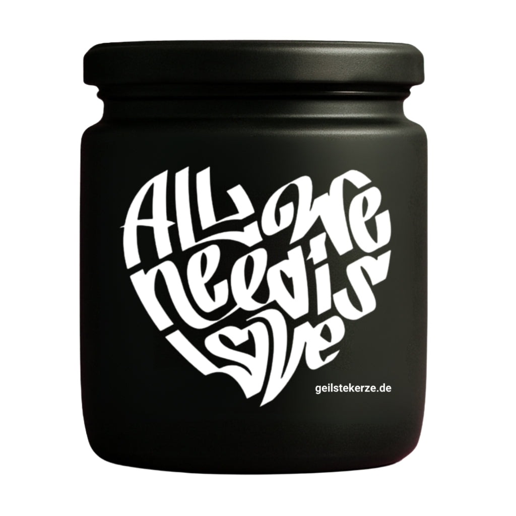 Duftkerze mit Spruch von geilstekerze ist der neue Geschenketrend. Diese witzige Kerze Vegane Bio-Kerze mit Spruch – ALL WE NEED IS LOVE brennt mega lange sagenhafte 80 Stunde, hochwertige ätherische Öle schaffen beste Duftverteilung. Mit 1400 lustigen Sprüchen perfekt zum Verschenken. Handgemacht in Deutschland von geilstekerze.de -Die beste Duftkerze die du kaufen kannst.