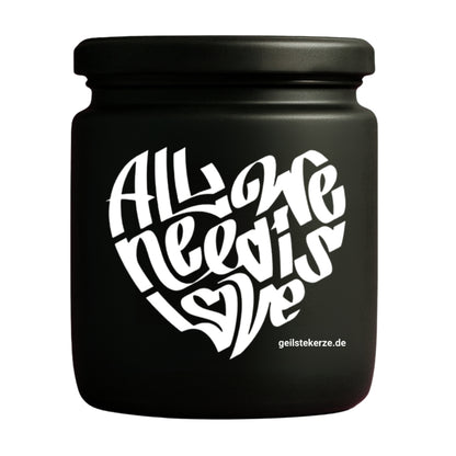 Duftkerze mit Spruch von geilstekerze ist der neue Geschenketrend. Diese witzige Kerze Vegane Bio-Kerze mit Spruch – ALL WE NEED IS LOVE brennt mega lange sagenhafte 80 Stunde, hochwertige ätherische Öle schaffen beste Duftverteilung. Mit 1400 lustigen Sprüchen perfekt zum Verschenken. Handgemacht in Deutschland von geilstekerze.de -Die beste Duftkerze die du kaufen kannst.
