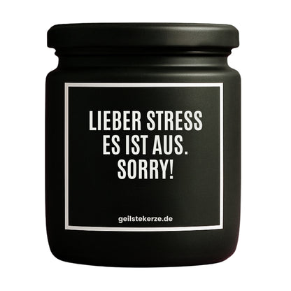 Erste von künstlicher Intelligenz kreierte Vegane Bio-Kerze mit Spruch – LIEBER STRESS ES IST AUS. SORRY! Mega lange Brenndauer von 80 Stunde, hochwertige ätherische Öle schaffen beste Duftverteilung. Mit 1400 lustigen Sprüchen perfekt zum Verschenken. Handgemacht in Deutschland von geilstekerze.de -Die beste Duftkerze die du kaufen kannst.