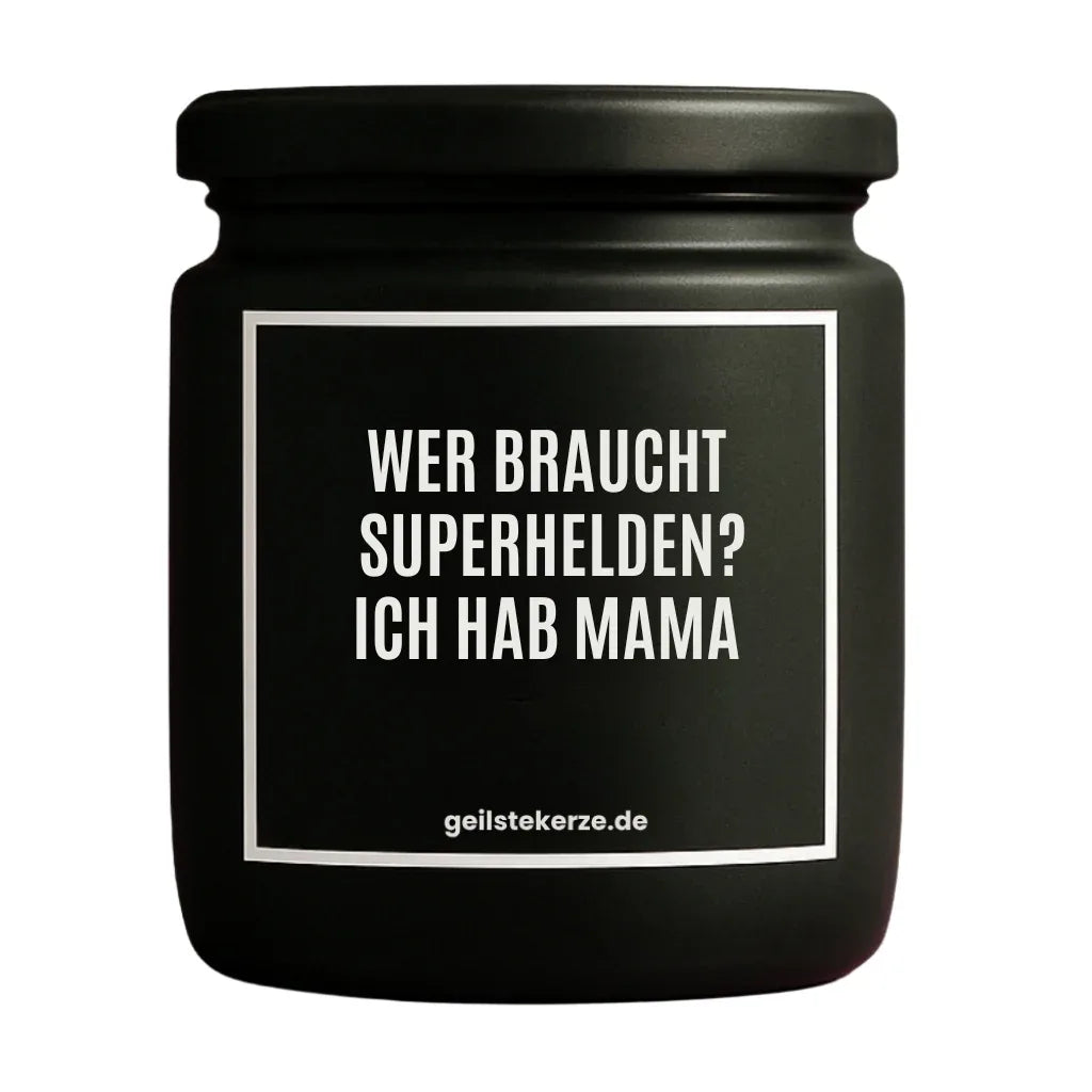 Duftkerze mit Spruch von geilstekerze ist der neue Geschenketrend. Diese witzige Kerze Vegane Bio-Kerze mit Spruch – WER BRAUCHT SUPERHELDEN? ICH HAB MAMA brennt mega lange sagenhafte 80 Stunde, hochwertige ätherische Öle schaffen beste Duftverteilung. Mit 1400 lustigen Sprüchen perfekt zum Verschenken. Handgemacht in Deutschland von geilstekerze.de -Die beste Duftkerze die du kaufen kannst.