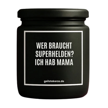 Duftkerze mit Spruch von geilstekerze ist der neue Geschenketrend. Diese witzige Kerze Vegane Bio-Kerze mit Spruch – WER BRAUCHT SUPERHELDEN? ICH HAB MAMA brennt mega lange sagenhafte 80 Stunde, hochwertige ätherische Öle schaffen beste Duftverteilung. Mit 1400 lustigen Sprüchen perfekt zum Verschenken. Handgemacht in Deutschland von geilstekerze.de -Die beste Duftkerze die du kaufen kannst.