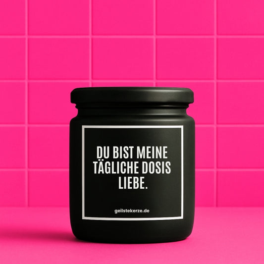 Erste von künstlicher Intelligenz kreierte Vegane Bio-Kerze mit Spruch – DU BIST MEINE TÄGLICHE DOSIS LIEBE Mega lange Brenndauer von 80 Stunde, hochwertige ätherische Öle schaffen beste Duftverteilung. Mit 1400 lustigen Sprüchen perfekt zum Verschenken. Handgemacht in Deutschland von geilstekerze.de -Die beste Duftkerze die du kaufen kannst.