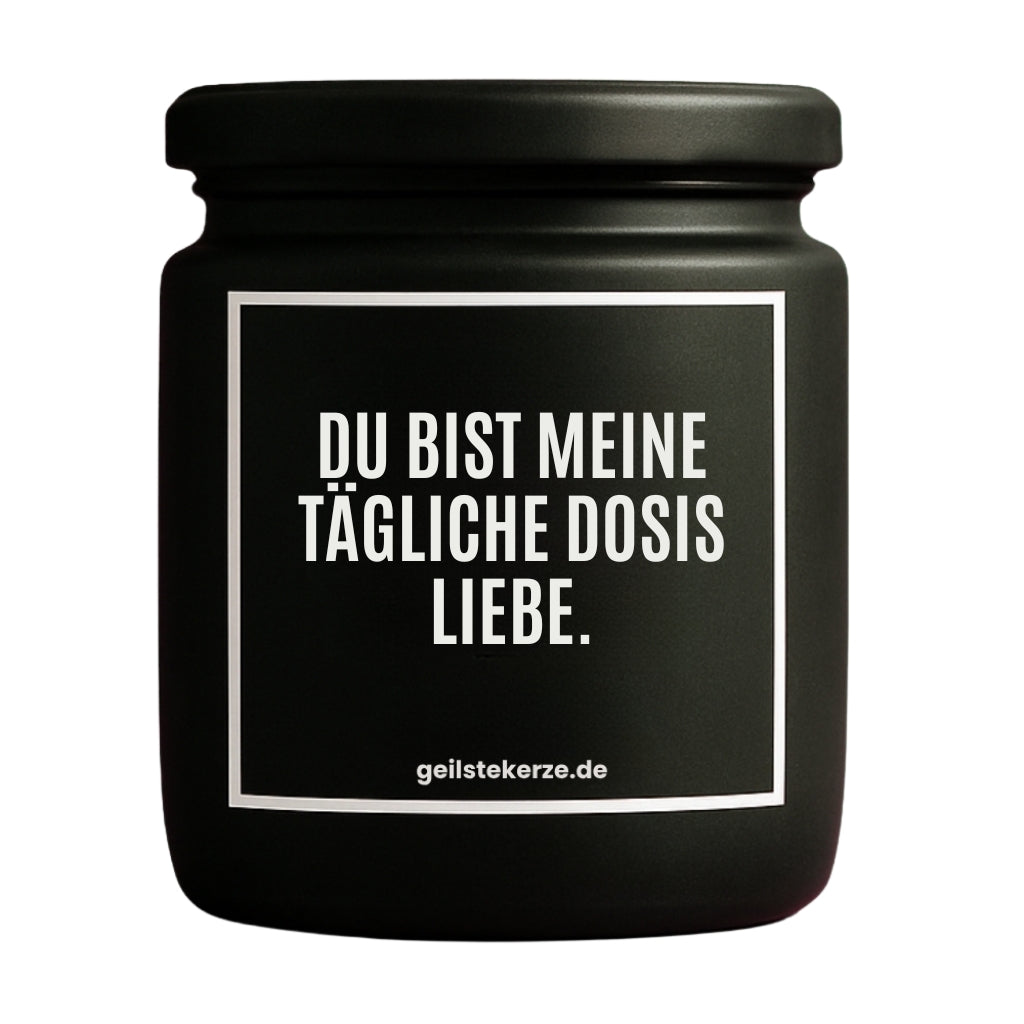 Erste von künstlicher Intelligenz kreierte Vegane Bio-Kerze mit Spruch – DU BIST MEINE TÄGLICHE DOSIS LIEBE Mega lange Brenndauer von 80 Stunde, hochwertige ätherische Öle schaffen beste Duftverteilung. Mit 1400 lustigen Sprüchen perfekt zum Verschenken. Handgemacht in Deutschland von geilstekerze.de -Die beste Duftkerze die du kaufen kannst.
