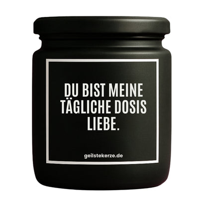 Erste von künstlicher Intelligenz kreierte Vegane Bio-Kerze mit Spruch – DU BIST MEINE TÄGLICHE DOSIS LIEBE Mega lange Brenndauer von 80 Stunde, hochwertige ätherische Öle schaffen beste Duftverteilung. Mit 1400 lustigen Sprüchen perfekt zum Verschenken. Handgemacht in Deutschland von geilstekerze.de -Die beste Duftkerze die du kaufen kannst.