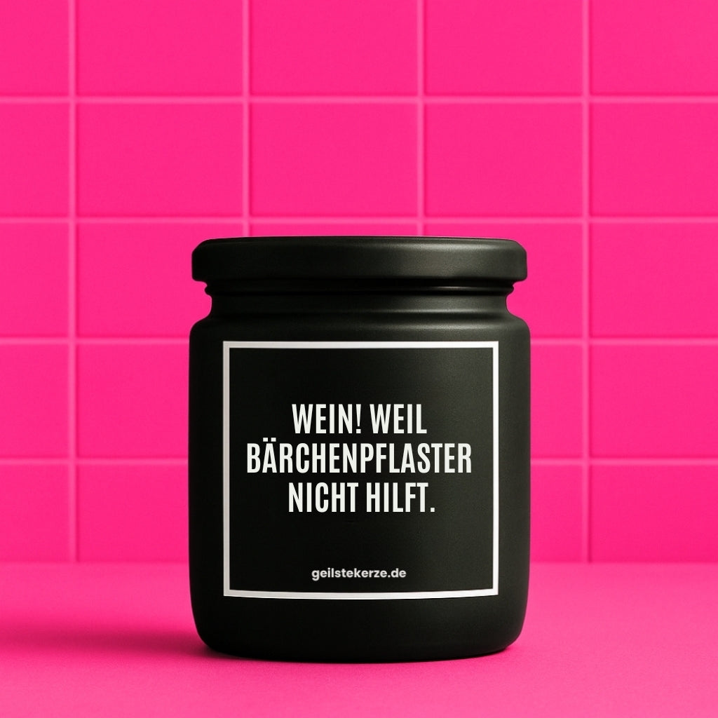 Duftkerze mit Spruch von geilstekerze ist der neue Geschenketrend. Diese witzige Kerze Vegane Bio-Kerze mit Spruch – WEIN! WEIL BÄRCHENPFLASTER NICHT HILFT. brennt mega lange sagenhafte 80 Stunde, hochwertige ätherische Öle schaffen beste Duftverteilung. Mit 1400 lustigen Sprüchen perfekt zum Verschenken. Handgemacht in Deutschland von geilstekerze.de -Die beste Duftkerze die du kaufen kannst.