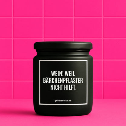 Duftkerze mit Spruch von geilstekerze ist der neue Geschenketrend. Diese witzige Kerze Vegane Bio-Kerze mit Spruch – WEIN! WEIL BÄRCHENPFLASTER NICHT HILFT. brennt mega lange sagenhafte 80 Stunde, hochwertige ätherische Öle schaffen beste Duftverteilung. Mit 1400 lustigen Sprüchen perfekt zum Verschenken. Handgemacht in Deutschland von geilstekerze.de -Die beste Duftkerze die du kaufen kannst.