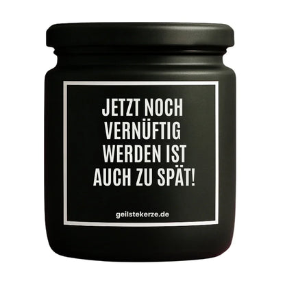 Duftkerze mit Spruch von geilstekerze ist der neue Geschenketrend. Diese witzige Kerze Vegane Bio-Kerze mit Spruch – JETZT NOCH VERNÜNFTIG WERDEN IST AUCH ZU SPÄT! brennt mega lange sagenhafte 80 Stunde, hochwertige ätherische Öle schaffen beste Duftverteilung. Mit 1400 lustigen Sprüchen perfekt zum Verschenken. Handgemacht in Deutschland von geilstekerze.de -Die beste Duftkerze die du kaufen kannst.