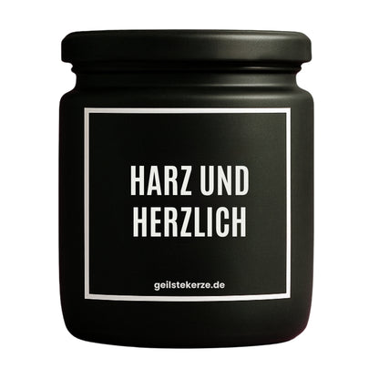 Erste von künstlicher Intelligenz kreierte Vegane Bio-Kerze mit Spruch – HARZ UND HERZLICH Mega lange Brenndauer von 80 Stunde, hochwertige ätherische Öle schaffen beste Duftverteilung. Mit 1400 lustigen Sprüchen perfekt zum Verschenken. Handgemacht in Deutschland von geilstekerze.de -Die beste Duftkerze die du kaufen kannst.
