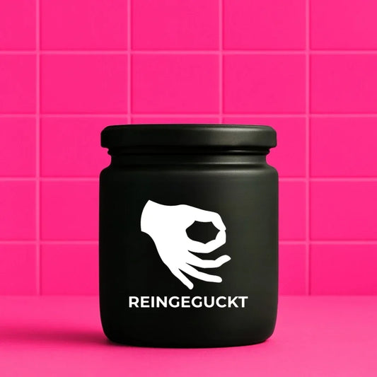 Duftkerze mit Spruch von geilstekerze ist der neue Geschenketrend. Diese witzige Kerze Vegane Bio-Kerze mit Spruch – REINGEGUCKT brennt mega lange sagenhafte 80 Stunde, hochwertige ätherische Öle schaffen beste Duftverteilung. Mit 1400 lustigen Sprüchen perfekt zum Verschenken. Handgemacht in Deutschland von geilstekerze.de -Die beste Duftkerze die du kaufen kannst.