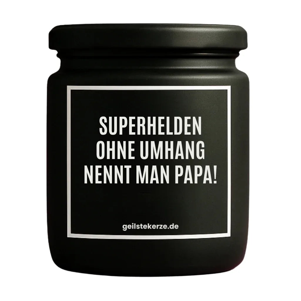 Duftkerze mit Spruch von geilstekerze ist der neue Geschenketrend. Diese witzige Kerze Vegane Bio-Kerze mit Spruch – SUPERHELDEN OHNE UMHANG NENNT MAN PAPA! brennt mega lange sagenhafte 80 Stunde, hochwertige ätherische Öle schaffen beste Duftverteilung. Mit 1400 lustigen Sprüchen perfekt zum Verschenken. Handgemacht in Deutschland von geilstekerze.de -Die beste Duftkerze die du kaufen kannst.