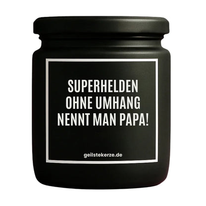 Duftkerze mit Spruch von geilstekerze ist der neue Geschenketrend. Diese witzige Kerze Vegane Bio-Kerze mit Spruch – SUPERHELDEN OHNE UMHANG NENNT MAN PAPA! brennt mega lange sagenhafte 80 Stunde, hochwertige ätherische Öle schaffen beste Duftverteilung. Mit 1400 lustigen Sprüchen perfekt zum Verschenken. Handgemacht in Deutschland von geilstekerze.de -Die beste Duftkerze die du kaufen kannst.