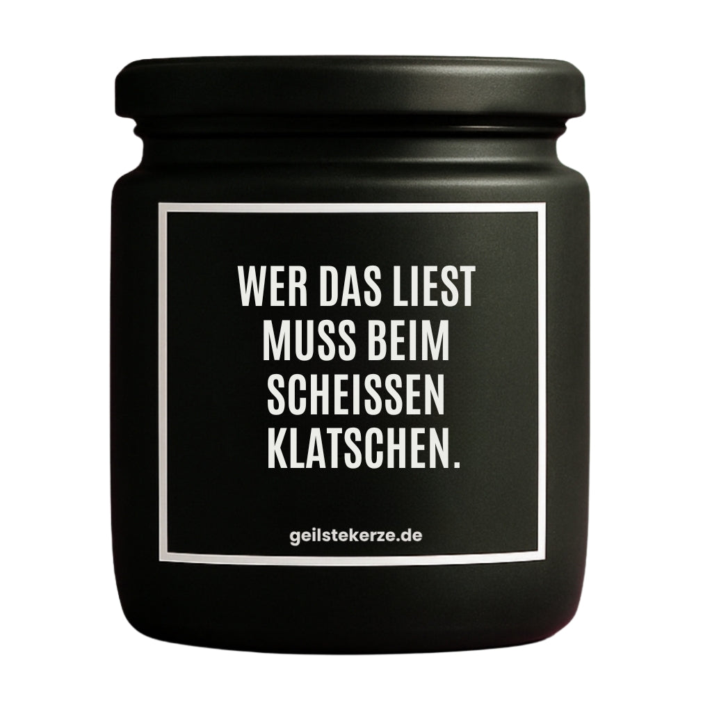 Duftkerze mit Spruch von geilstekerze ist der neue Geschenketrend. Diese witzige Kerze Vegane Bio-Kerze mit Spruch – WER DAS LIEST MUSS BEIM SCHEISSEN KLATSCHEN. brennt mega lange sagenhafte 80 Stunde, hochwertige ätherische Öle schaffen beste Duftverteilung. Mit 1400 lustigen Sprüchen perfekt zum Verschenken. Handgemacht in Deutschland von geilstekerze.de -Die beste Duftkerze die du kaufen kannst.