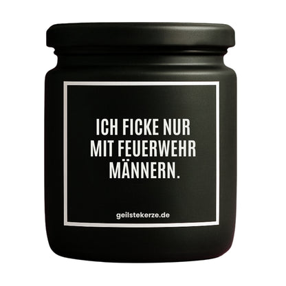 Duftkerze mit Spruch von geilstekerze ist der neue Geschenketrend. Diese witzige Kerze Vegane Bio-Kerze mit Spruch – ICH FICKE NUR MIT FEUERWEHR MÄNNERN. brennt mega lange sagenhafte 80 Stunde, hochwertige ätherische Öle schaffen beste Duftverteilung. Mit 1400 lustigen Sprüchen perfekt zum Verschenken. Handgemacht in Deutschland von geilstekerze.de -Die beste Duftkerze die du kaufen kannst.