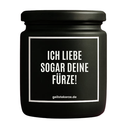Duftkerze mit Spruch von geilstekerze ist der neue Geschenketrend. Diese witzige Kerze Vegane Bio-Kerze mit Spruch – ICH LIEBE SOGAR DEINE FÜRZE! brennt mega lange sagenhafte 80 Stunde, hochwertige ätherische Öle schaffen beste Duftverteilung. Mit 1400 lustigen Sprüchen perfekt zum Verschenken. Handgemacht in Deutschland von geilstekerze.de -Die beste Duftkerze die du kaufen kannst.