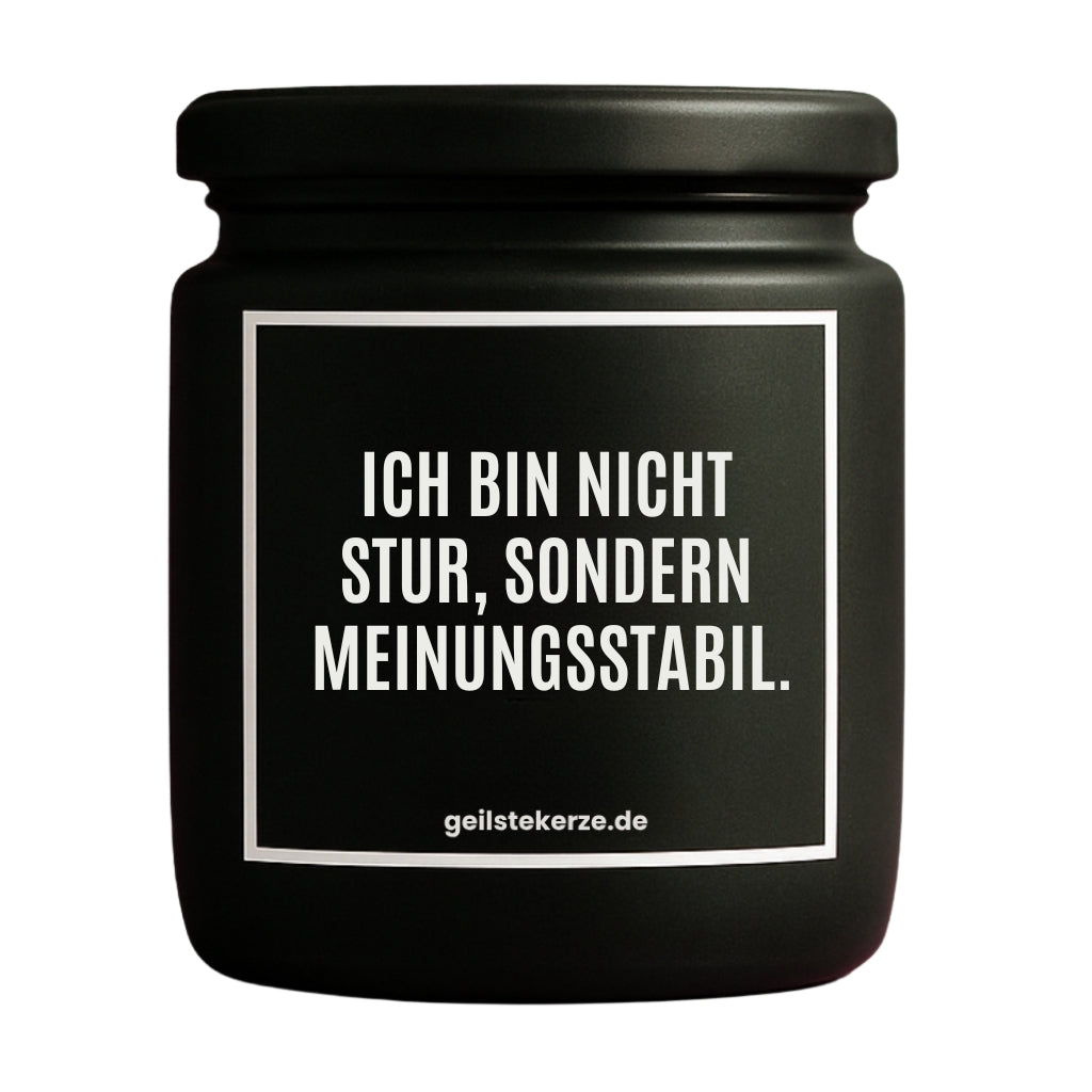Erste von künstlicher Intelligenz kreierte Vegane Bio-Kerze mit Spruch – ICH BIN NICHT STUR, SONDERN MEINUNGSSTABIL. Mega lange Brenndauer von 80 Stunde, hochwertige ätherische Öle schaffen beste Duftverteilung. Mit 1400 lustigen Sprüchen perfekt zum Verschenken. Handgemacht in Deutschland von geilstekerze.de -Die beste Duftkerze die du kaufen kannst.
