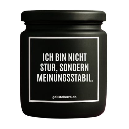 Erste von künstlicher Intelligenz kreierte Vegane Bio-Kerze mit Spruch – ICH BIN NICHT STUR, SONDERN MEINUNGSSTABIL. Mega lange Brenndauer von 80 Stunde, hochwertige ätherische Öle schaffen beste Duftverteilung. Mit 1400 lustigen Sprüchen perfekt zum Verschenken. Handgemacht in Deutschland von geilstekerze.de -Die beste Duftkerze die du kaufen kannst.