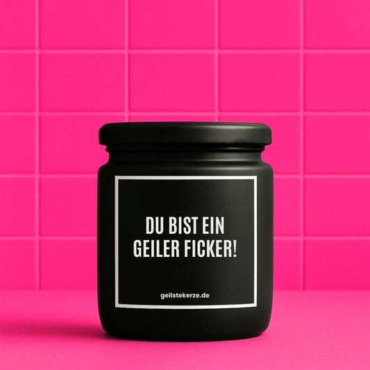 Erste von künstlicher Intelligenz kreierte Vegane Bio-Kerze mit Spruch – DU BIST EIN GEILER FICKER! Mega lange Brenndauer von 80 Stunde, hochwertige ätherische Öle schaffen beste Duftverteilung. Mit 1400 lustigen Sprüchen perfekt zum Verschenken. Handgemacht in Deutschland von geilstekerze.de -Die beste Duftkerze die du kaufen kannst.