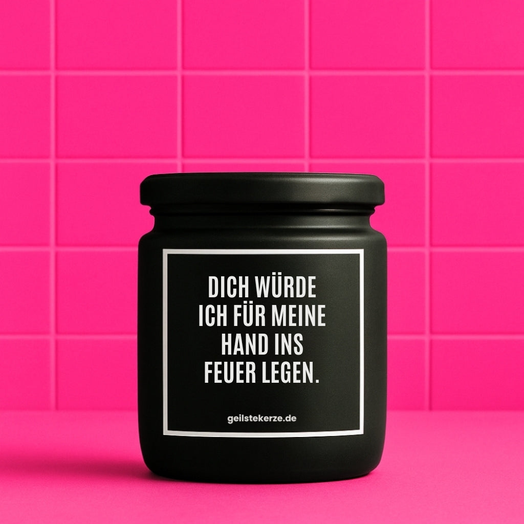 Erste von künstlicher Intelligenz kreierte Vegane Bio-Kerze mit Spruch – DICH WÜRDE ICH FÜR MEINE HAND INS FEUER LEGEN. Mega lange Brenndauer von 80 Stunde, hochwertige ätherische Öle schaffen beste Duftverteilung. Mit 1400 lustigen Sprüchen perfekt zum Verschenken. Handgemacht in Deutschland von geilstekerze.de -Die beste Duftkerze die du kaufen kannst.