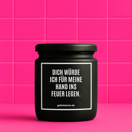 Erste von künstlicher Intelligenz kreierte Vegane Bio-Kerze mit Spruch – DICH WÜRDE ICH FÜR MEINE HAND INS FEUER LEGEN. Mega lange Brenndauer von 80 Stunde, hochwertige ätherische Öle schaffen beste Duftverteilung. Mit 1400 lustigen Sprüchen perfekt zum Verschenken. Handgemacht in Deutschland von geilstekerze.de -Die beste Duftkerze die du kaufen kannst.