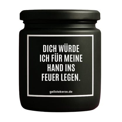 Erste von künstlicher Intelligenz kreierte Vegane Bio-Kerze mit Spruch – DICH WÜRDE ICH FÜR MEINE HAND INS FEUER LEGEN. Mega lange Brenndauer von 80 Stunde, hochwertige ätherische Öle schaffen beste Duftverteilung. Mit 1400 lustigen Sprüchen perfekt zum Verschenken. Handgemacht in Deutschland von geilstekerze.de -Die beste Duftkerze die du kaufen kannst.