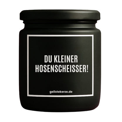Erste von künstlicher Intelligenz kreierte Vegane Bio-Kerze mit Spruch – DU KLEINER HOSENSCHEISSER! Mega lange Brenndauer von 80 Stunde, hochwertige ätherische Öle schaffen beste Duftverteilung. Mit 1400 lustigen Sprüchen perfekt zum Verschenken. Handgemacht in Deutschland von geilstekerze.de -Die beste Duftkerze die du kaufen kannst.