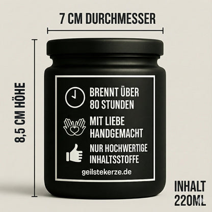 Duftkerze mit Spruch von geilstekerze ist der neue Geschenketrend. Diese witzige Kerze Vegane Bio-Kerze mit Spruch – ICH DICH AUCH! brennt mega lange sagenhafte 80 Stunde, hochwertige ätherische Öle schaffen beste Duftverteilung. Mit 1400 lustigen Sprüchen perfekt zum Verschenken. Handgemacht in Deutschland von geilstekerze.de -Die beste Duftkerze die du kaufen kannst.