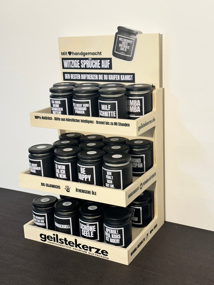 Duftkerze mit Spruch von geilstekerze ist der neue Geschenketrend. Diese witzige Kerze geilstekerze – Premium Verkaufsdisplay für 30 Duftkerzen mit Spruch brennt mega lange sagenhafte 80 Stunde, hochwertige ätherische Öle schaffen beste Duftverteilung. Mit 1400 lustigen Sprüchen perfekt zum Verschenken. Handgemacht in Deutschland von geilstekerze.de -Die beste Duftkerze die du kaufen kannst.