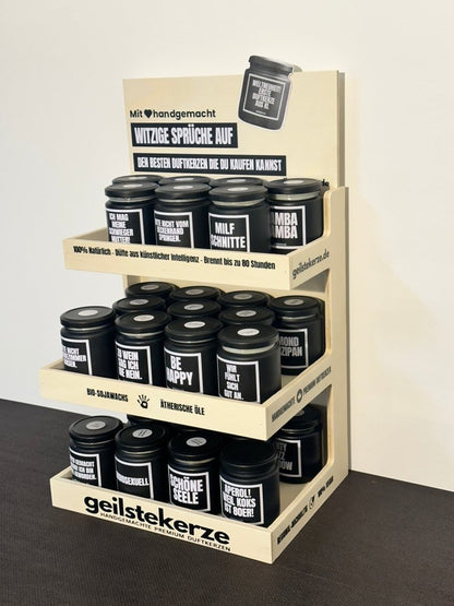 Duftkerze mit Spruch von geilstekerze ist der neue Geschenketrend. Diese witzige Kerze geilstekerze – Premium Verkaufsdisplay für 30 Duftkerzen mit Spruch brennt mega lange sagenhafte 80 Stunde, hochwertige ätherische Öle schaffen beste Duftverteilung. Mit 1400 lustigen Sprüchen perfekt zum Verschenken. Handgemacht in Deutschland von geilstekerze.de -Die beste Duftkerze die du kaufen kannst.
