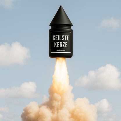 Duftkerze mit Spruch von geilstekerze ist der neue Geschenketrend. Diese witzige Kerze geilstekerze – Premium Verkaufsdisplay für 30 Duftkerzen mit Spruch brennt mega lange sagenhafte 80 Stunde, hochwertige ätherische Öle schaffen beste Duftverteilung. Mit 1400 lustigen Sprüchen perfekt zum Verschenken. Handgemacht in Deutschland von geilstekerze.de -Die beste Duftkerze die du kaufen kannst.