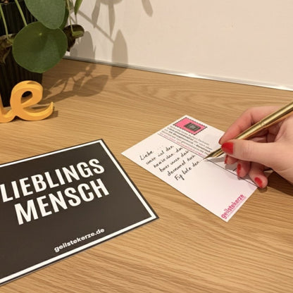 Duftkerze mit Spruch von geilstekerze ist der neue Geschenketrend. Diese witzige Kerze Grußkarte „LIEBLINGSMENSCH“ – geilstekerze Design brennt mega lange sagenhafte 80 Stunde, hochwertige ätherische Öle schaffen beste Duftverteilung. Mit 1400 lustigen Sprüchen perfekt zum Verschenken. Handgemacht in Deutschland von geilstekerze.de -Die beste Duftkerze die du kaufen kannst.